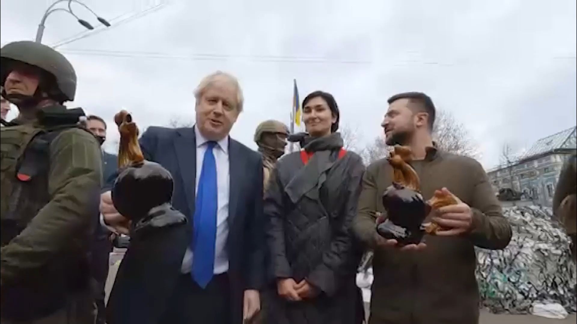 Premiér Johnson a prezident Zelenskyj na procházce Kyjevem