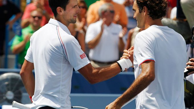 Novak Djokovič (vlevo) a Roger se naposledy utkali minulý týden ve finále v Cincinnati