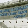 Greenpeace demonstrují na Nuselském mostě v Praze