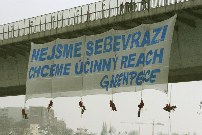 Greenpeace demonstrují na Nuselském mostě v Praze