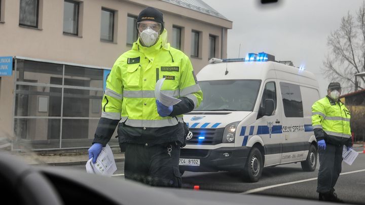 Vláda zakázala vycestování z Česka i vstup cizincům, šíření COVID-19 bude trestný čin