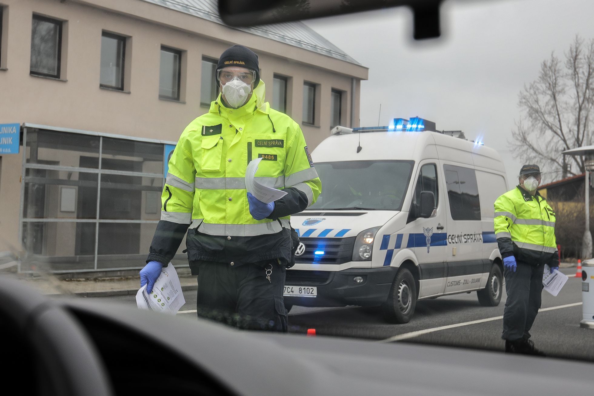 Koronavir - hraniční kontrola s Rakouskem, celníci, hasiči, měření teploty, maska, řidiči