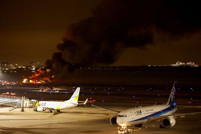 Airbus A350 na letišti Haneda v Tokiu zachvátil požár.