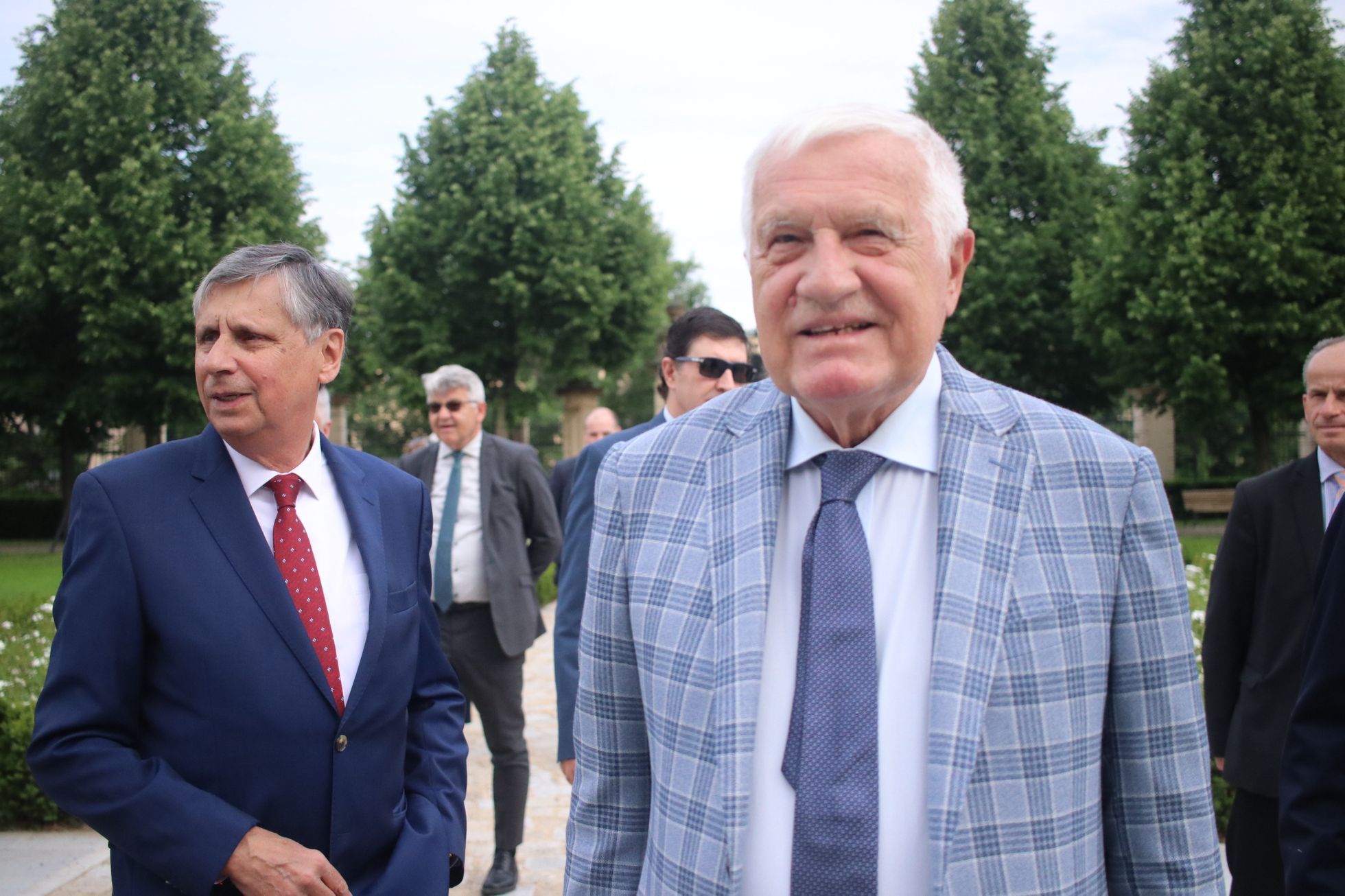 Expremiér a exprezident Václav Klaus (vpravo) s expremiérem Janem Fischerem v červnu 2023 na zahájení výstavy 13 českých premiérů.
