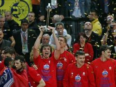 V Sazka Areně získali trofej pro vítěze Euroligy hráči CSKA Moskva.