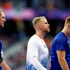 Český atlet Jakub Vadlejch mezi svými finskými soupeři  Lassim Etelataloem a Oliverem Helanderem ve finále oštěpu na OH 2024 v Paříži