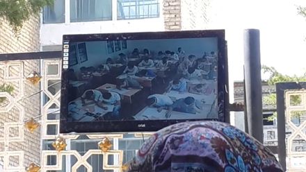 Studenti podváděli u přijímacích zkoušek na univerzitu přímo před očima rodičů