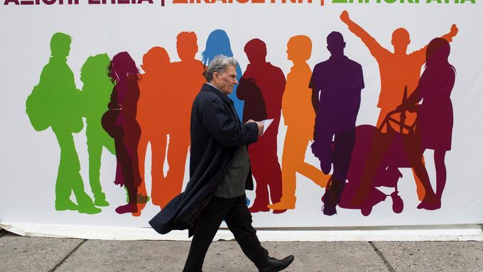 Muž prochází kolem předvolebního plakátu Syrizy, favorita řeckých voleb.