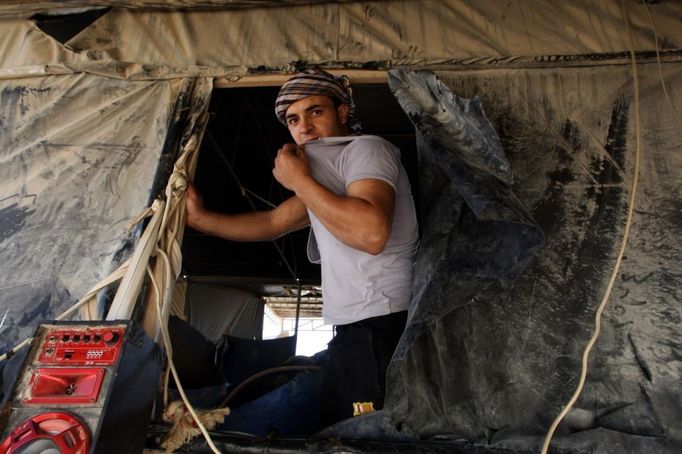 20 Titulek: Gaza's tunnel mugglers on Egypt border idle Popis: A Palestinian worker rests outside a smuggling tunnel in Rafah, on the border between Egypt and the southern Gaza, October 8, 2013. Gaza's tunnel smugglers along the border with Egypt are mostly idle these days. Since the summer, Egypt's military has tried to destroy or seal off most of the smuggling tunnels under the Gaza-Egypt border, a consequence of the heightened tensions between Cairo and the Hamas government in Gaza which is suffering a bad economic recession.