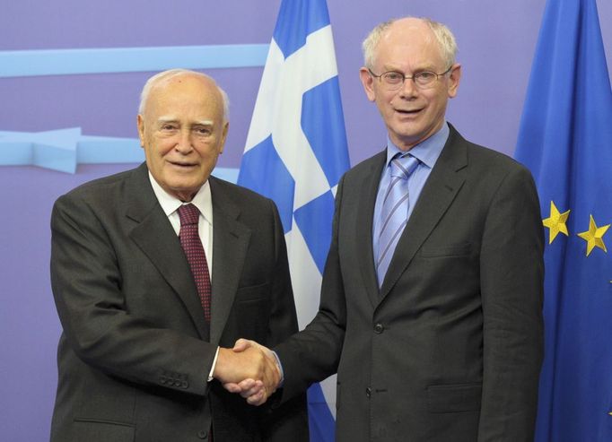 Karolos Papulias (vlevo) s prezidentem EU Hermanem van Rompuyem.