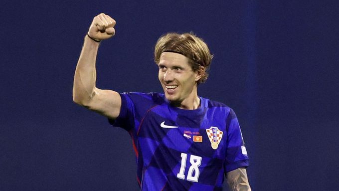 Kristian Jakič slaví první gól Chorvatska v duelu s Černou Horou.