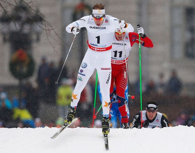 Švédský reprezentant Emil Jönsson si běží pro vítězství ve finále sprintu Světového poháru v centru Quebecu...