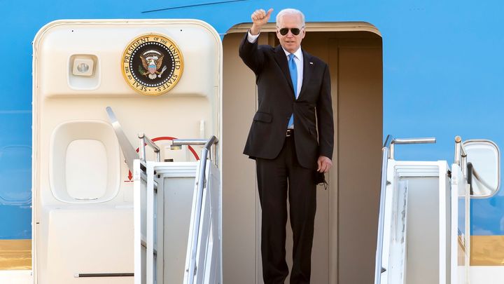 Do "pozlacené klece" se Biden nerad vrací, častěji než Trump tráví dny mimo Bílý dům; Zdroj foto: Reuters