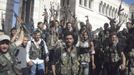 Members of the Free Syrian Army chant slogans against Syrian President Bashar al-Assad in Azzaz, Aleppo province July 19, 2012. REUTERS/Shaam News Network/Handout (SYRIA - Tags: POLITICS CIVIL UNREST) FOR EDITORIAL USE ONLY. NOT FOR SALE FOR MARKETING OR ADVERTISING CAMPAIGNS. THIS IMAGE HAS BEEN SUPPLIED BY A THIRD PARTY. IT IS DISTRIBUTED, EXACTLY AS RECEIVED BY REUTERS, AS A SERVICE TO CLIENTS Published: Čec. 19, 2012, 4:17 odp.