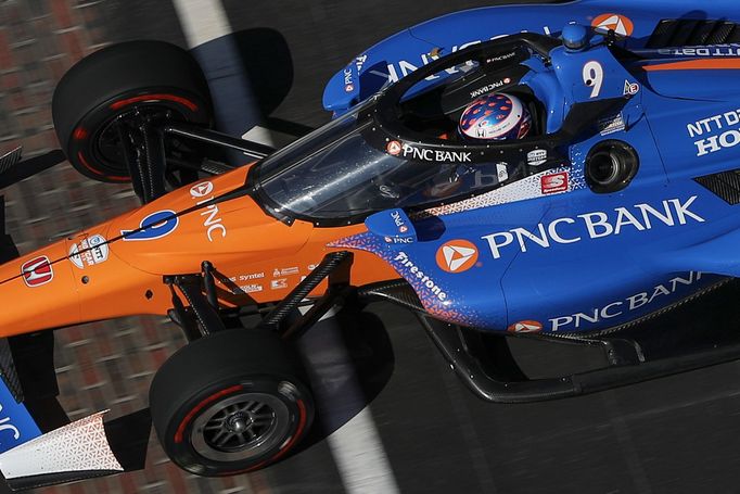 Scott Dixon ve voze IndyCar s ochranou hlavy aeroscreen