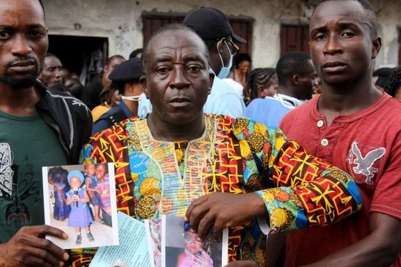 Muž hledající ve Freetownu nezvěstné děti ze své rodiny. 