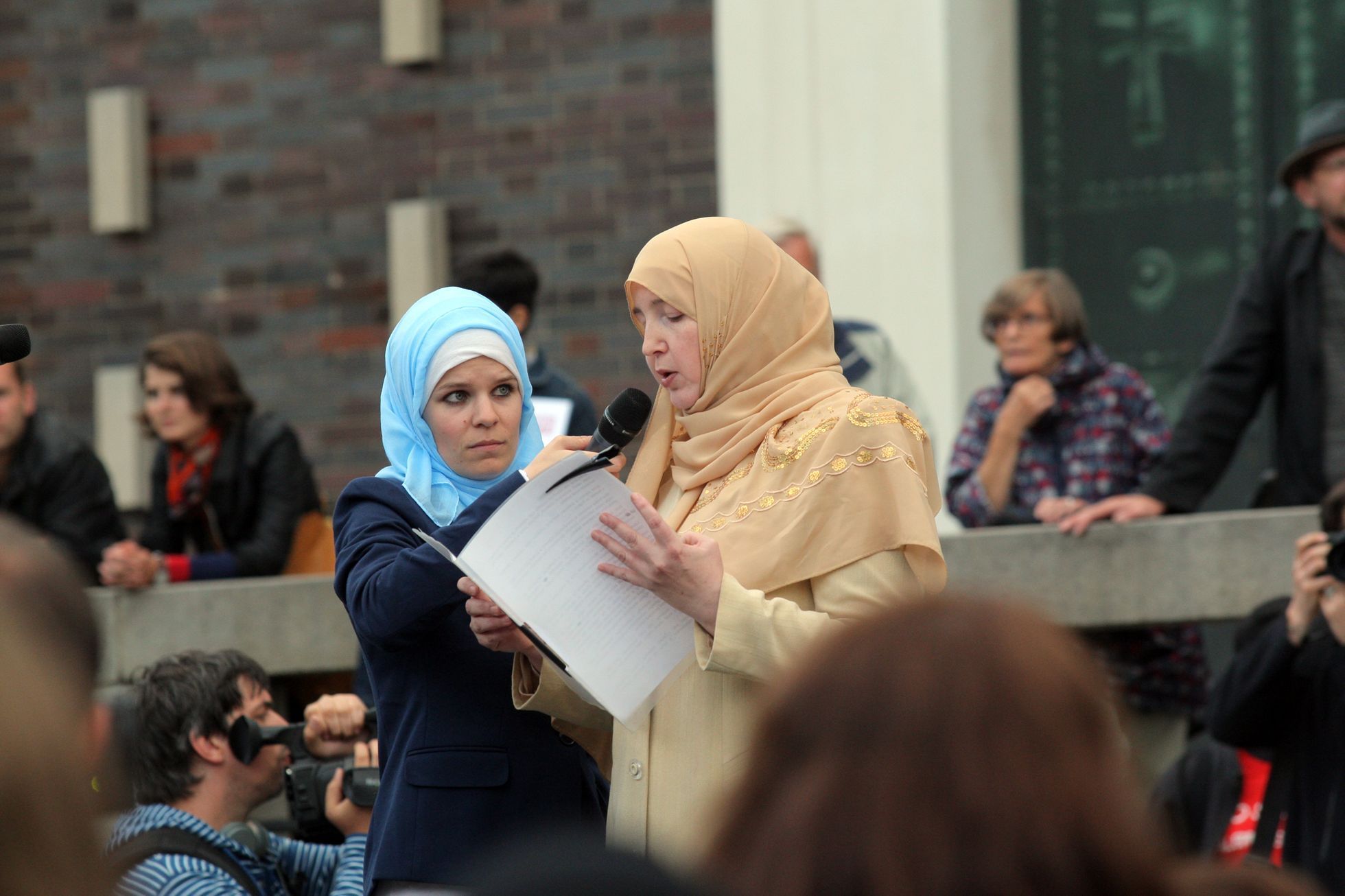 Muslimové v pražském katolickém chrámu