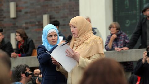 Útoků na zahalené ženy přibývá, muslimové v Česku se začínají stahovat do izolace, říká Černý