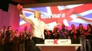 Britský premiér Tony Blair zdraví fanoušky při příjezdu na předvolební shromáždění v Hove 1. května 2005.