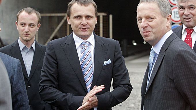 Ministr dopravy Vít Bárta (uprostřed)