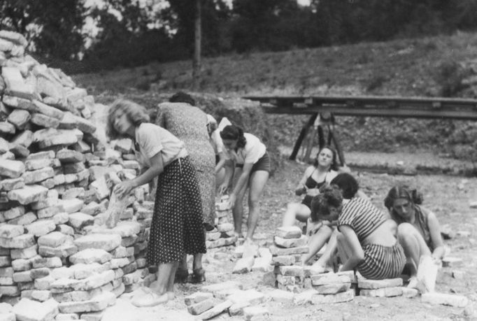 Do budování Brněnské ZOO se zapojili také brigádnice. 50. léta