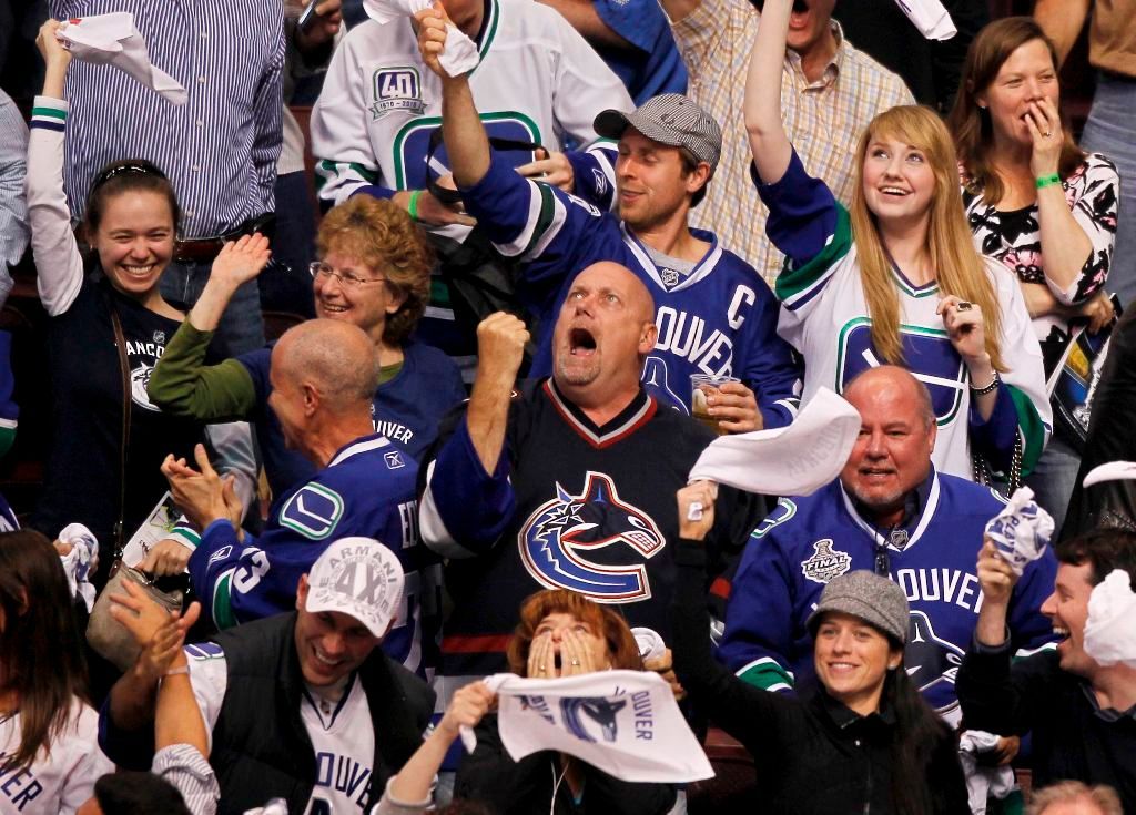 Finále NHL mezi Bostonem a Vancouverem si fanoušci užívají