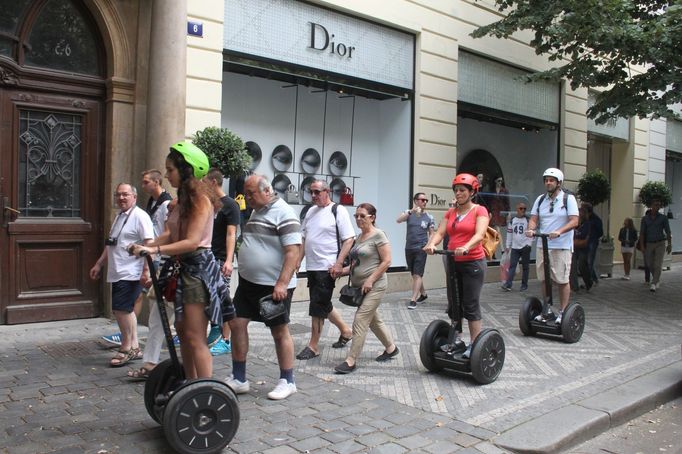 Segwaye a chodci v Pařížské.