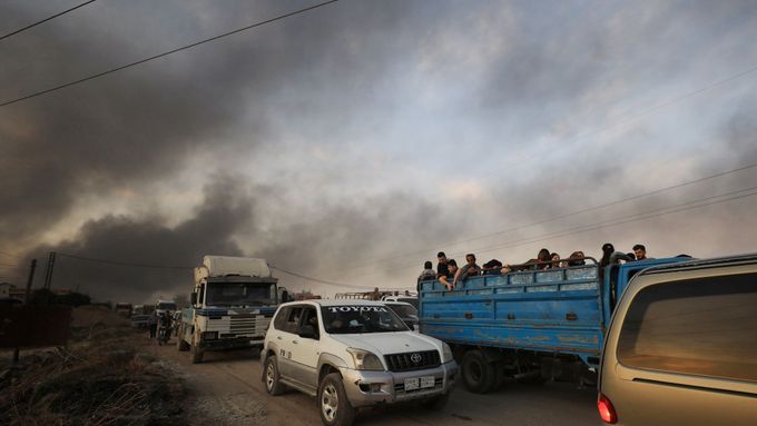 Lidé kvůli tureckému útoku prchají ze syrského hraničního města Ras al-Ajn.