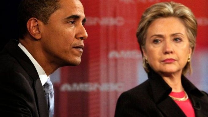 Hlavní rivalové a zatím největší favorité na prezidenta, demokratičtí kandidáti Barack Obama a Hillary Clintonová