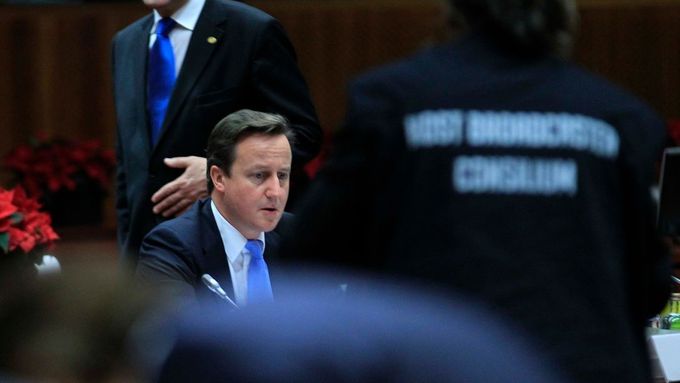 Cameron vede zemi do izolace, tvrdí britští labouristé