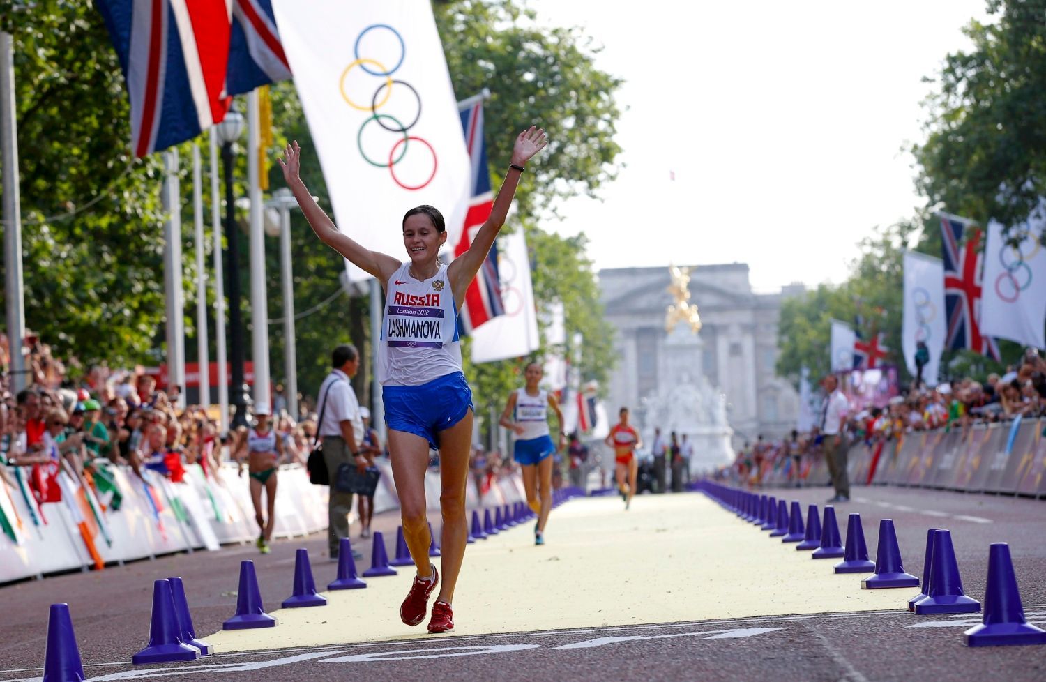 Ruská chodkyně Jelena Lašmanovová se raduje z vítězství v závodu na 20 kilometrů na OH 2012 v Londýně.