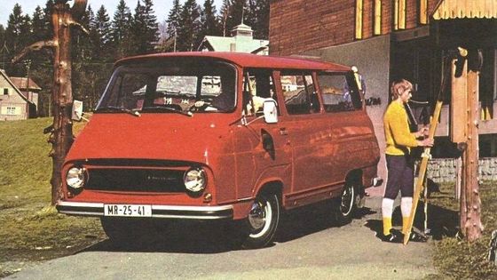 Prodejní vábnička pro zakázané ovoce. Katalog Škody 1203 je barevnější než její doba