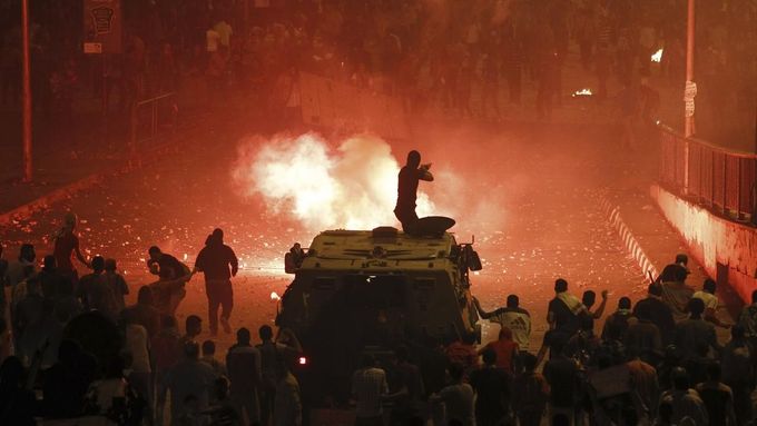 Pořádková policie v Káhiře zasahuje proti rozvášněným Egypťanům. (7. října 2013)