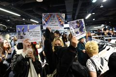 První kamenný obchod Sheinu v Paříži otevřel, zatímco vláda firmě stopla podnikání