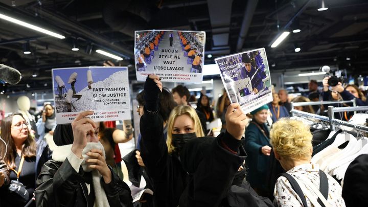 První kamenný obchod Sheinu v Paříži otevřel, zatímco vláda firmě stopla podnikání