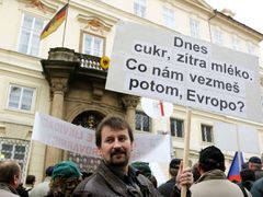 Před německým velvyslanectvím proti uzavření cukrovarů. Pěstitelé dnes v Praze bránili svůj nárok pěstovat a prodávat řepu.