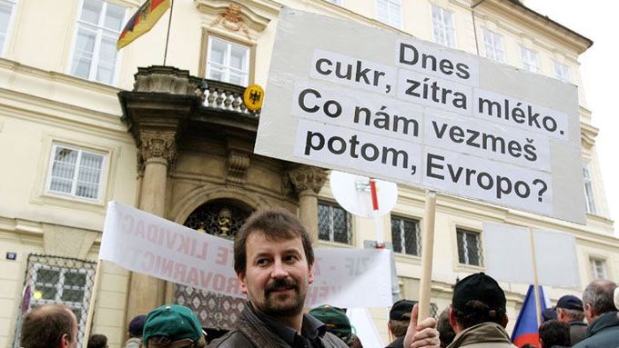V roce 2006 protestovali v Praze pěstitelé cukrovky proti konci společnosti Eastern Sugar.