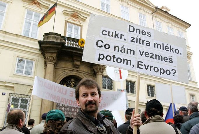 22. listopadu 2006: Za výrobu cukru v Česku. Pěstitelé cukrovky demonstrovali před německou a britskou ambasádu proti plánu společnosti Eastern Sugar na uzavření svých cukrovarů na Moravě. Česko by tím přišlo o kvóty na výrobu cukru a zemědělci o živobytí. Celá galerie: Výroba cukru? Je to politika! Pěstitelé řepy z Hané protestovali v Praze