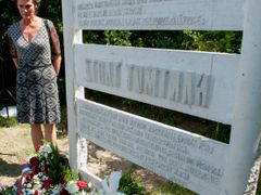 Poblíž místa tragédie stojí od loňského roku památník. Na snímku z jeho slavnostního odhalení je sestra Hartmuta Tautze.
