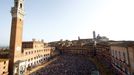 Náměstí Piazza del Campo před závodem