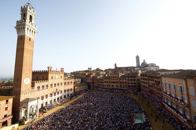 Náměstí Piazza del Campo před závodem