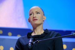 Roboti si zaslouží rodinu, stejně jako lidé, říká robotka Sophia. Své dítě by pojmenovala po sobě