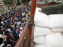 Situace v Keni se mezitím ještě zkomplikovala: lidé na snímku čekají na pomoc ze Světového jídelního programu ve slumu Kibera.