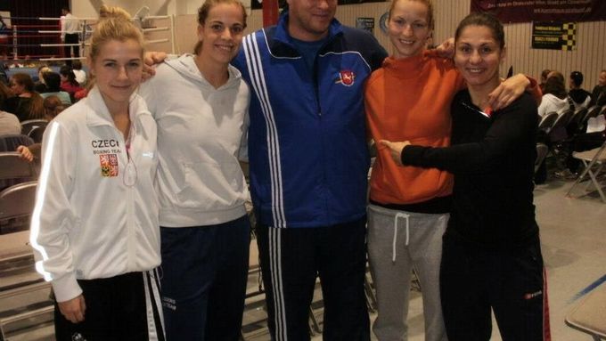 České boxerky Alice Šrámková (druhá zprava) a Martina Schmoranzová (druhá z leva) mají stříbro z ME.