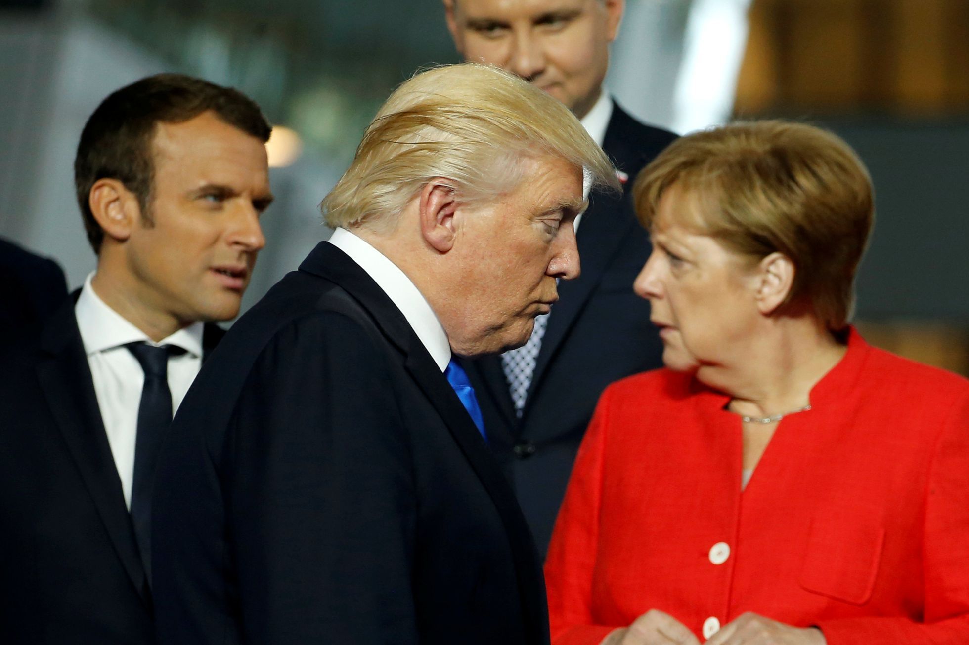 Emmanuel Macron, Donald Trump a Angela Merkelová na summitu NATO.