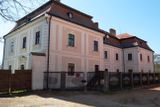 U Moravských Budějovic je na prodej zámek Litohoř z 18. století, jehož součástí je více než 23 tisíc metrů čtverečních pozemků. V rozsáhlém areálu jsou také dvě bývalé hospodářské budovy, které jsou dnes částečně pronajaty.