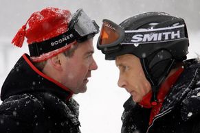 Medveděv a Putin se proháněli na lyžích a skútrech u Soči