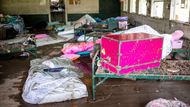 Callie McAlary dále popsala noc a okamžik, kdy si uvědomila, že je něco opravdu špatně. „Najednou byla hrozná bouřka. Probudil mě obrovský hrom a blesk. Pak jsme slyšeli, jak jedna z tábornic přiběhla a volala: ‚Hej, naše chatka je pod vodou!‘ Věděla jsem, že některé holky spaly tu noc na kufrech, jiné musely sdílet postele, další spaly na zemi, protože se nemohly vrátit do svých chatek, tři chatky byly úplně zatopené.“