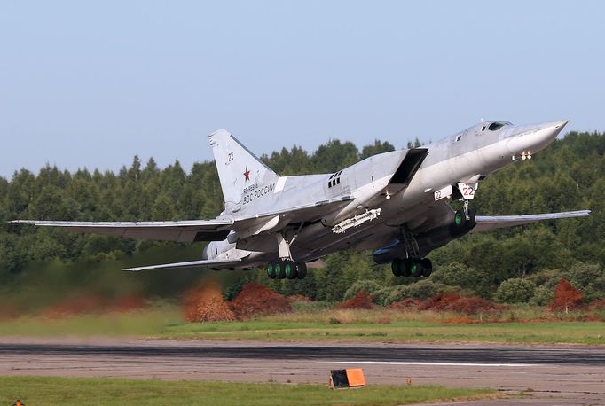 Bombardér Tu-22M startuje z letiště Solcy, snímek z roku 2014.