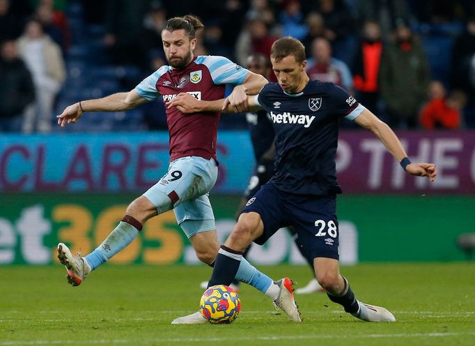 Tomáš Souček v zápase s Burnley